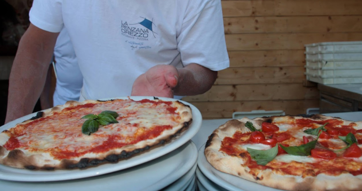 Pizze appena sfornate dal forno a legna